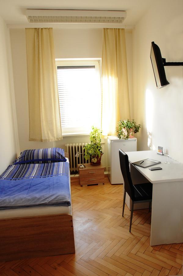 Montagehotel Bed & Steel Λιντς Εξωτερικό φωτογραφία